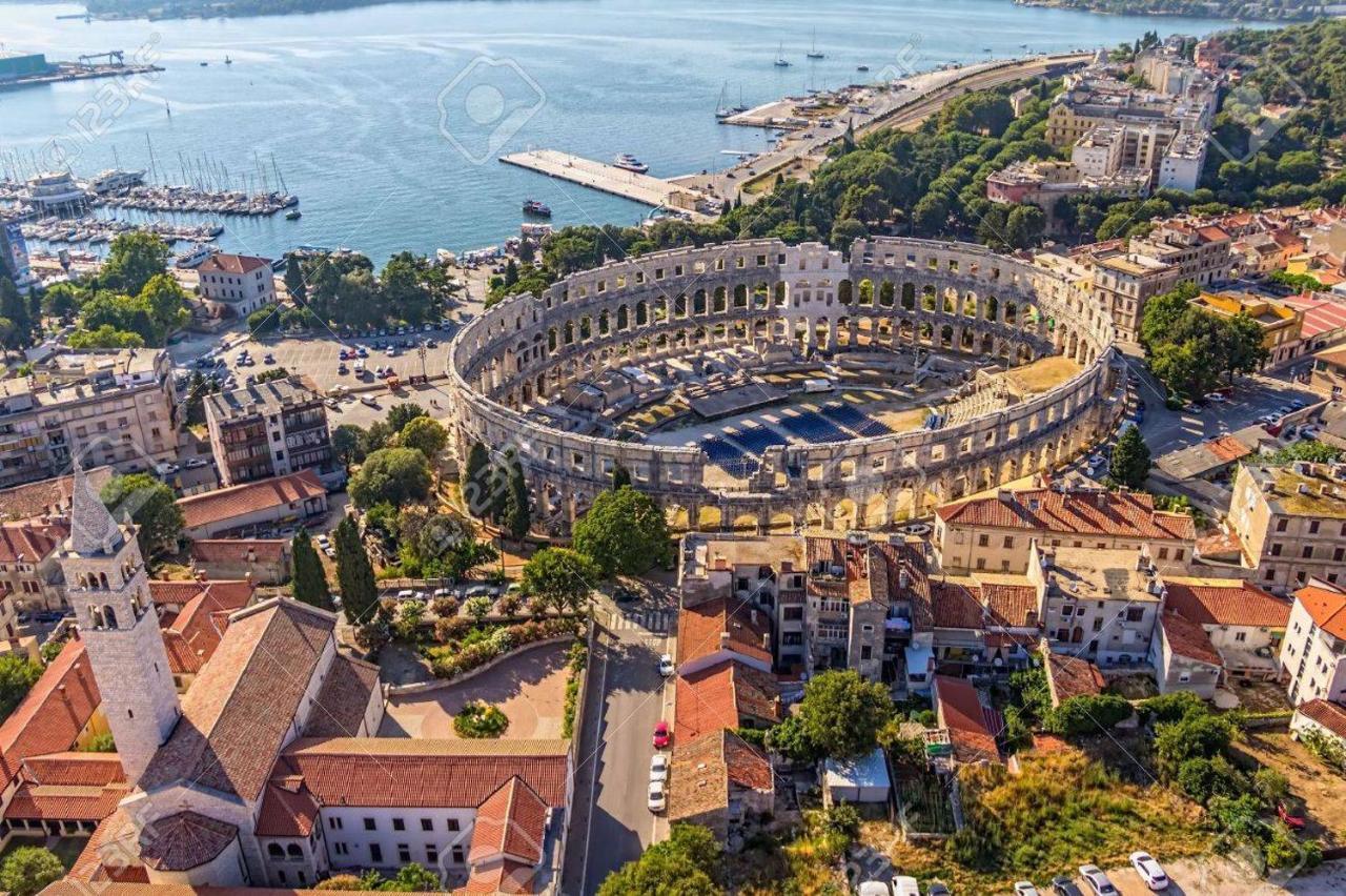 Domus Maximus Apartment Pula Exterior photo